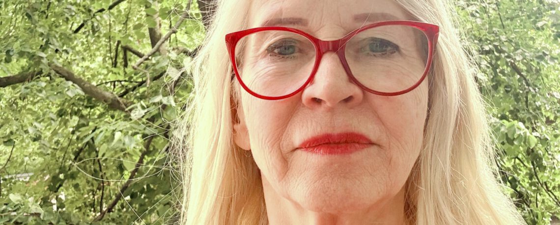 Karin Butt, Gründerin von OMA2.0, Portraitfoto im Freien