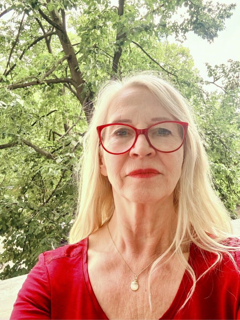 Karin Butt, Gründerin von OMA2.0, Portraitfoto im Freien